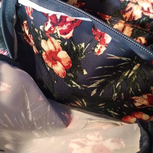 *SOLD* Roxy floral design backpack - Picture 4 of 8